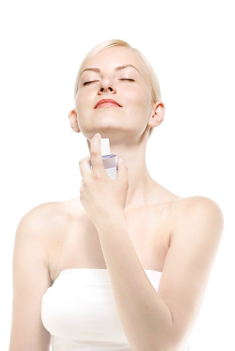 化粧水を使う女性（美容）の写真