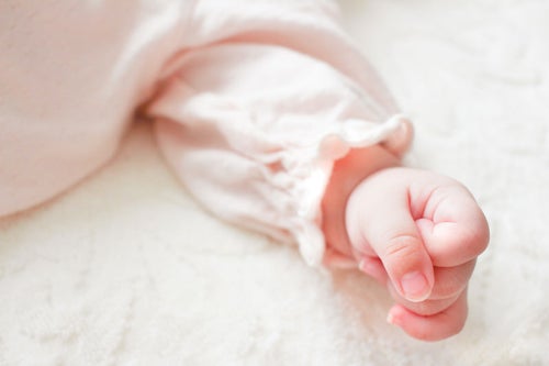ムチムチの赤ちゃんの手っての写真