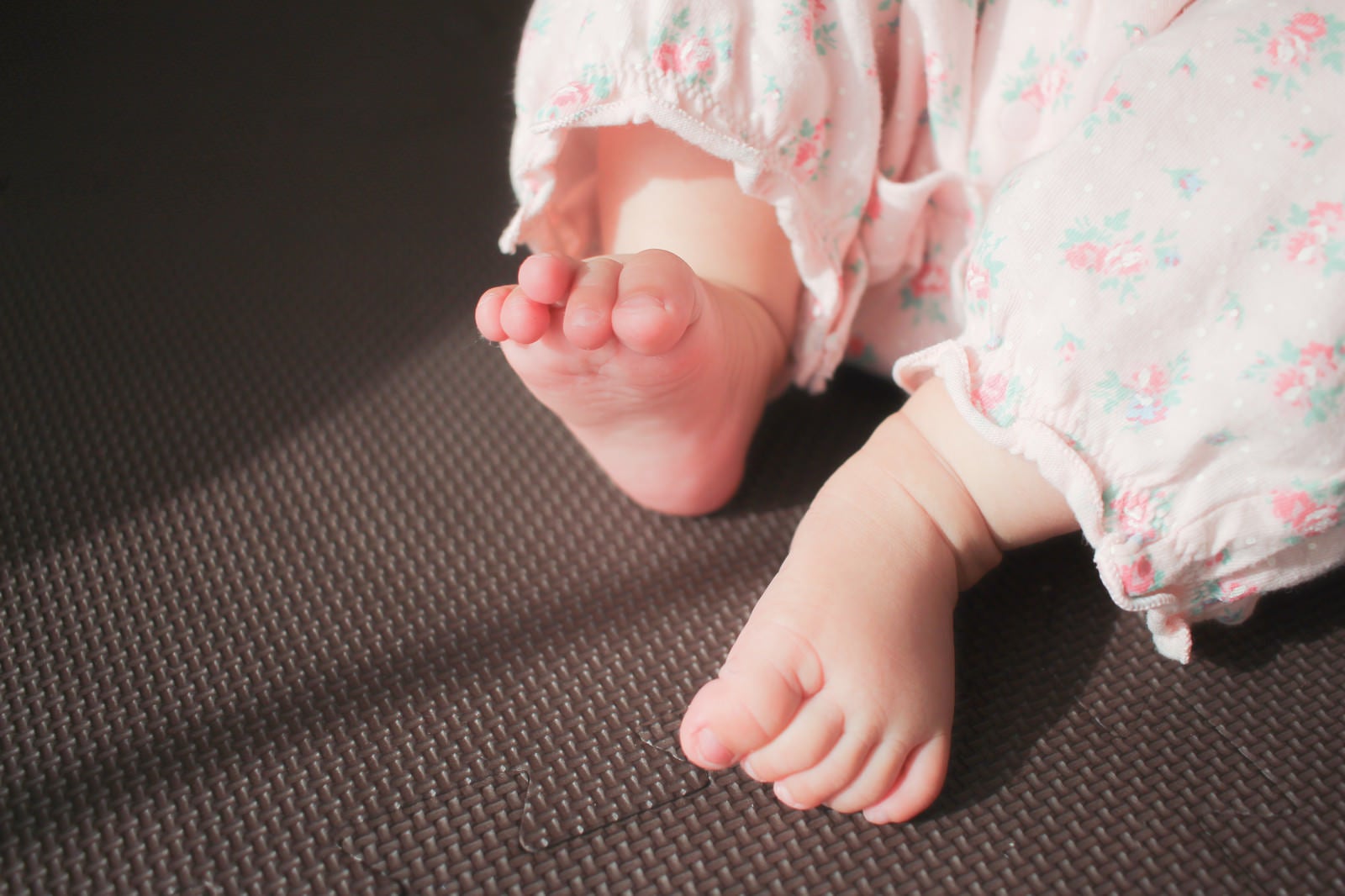 「むっちむちの赤ちゃんの両足」の写真