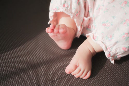 むっちむちの赤ちゃんの両足の写真