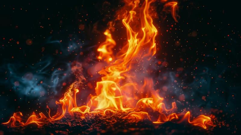 火花と共に舞う幻想的なオレンジと紫の炎の写真