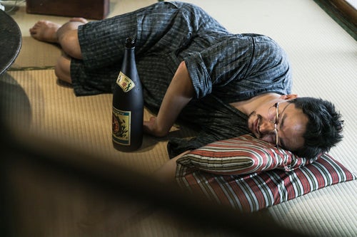 お酒を飲みすぎて畳の上で寝落ちする外国人（ドイツ人ハーフ）の写真