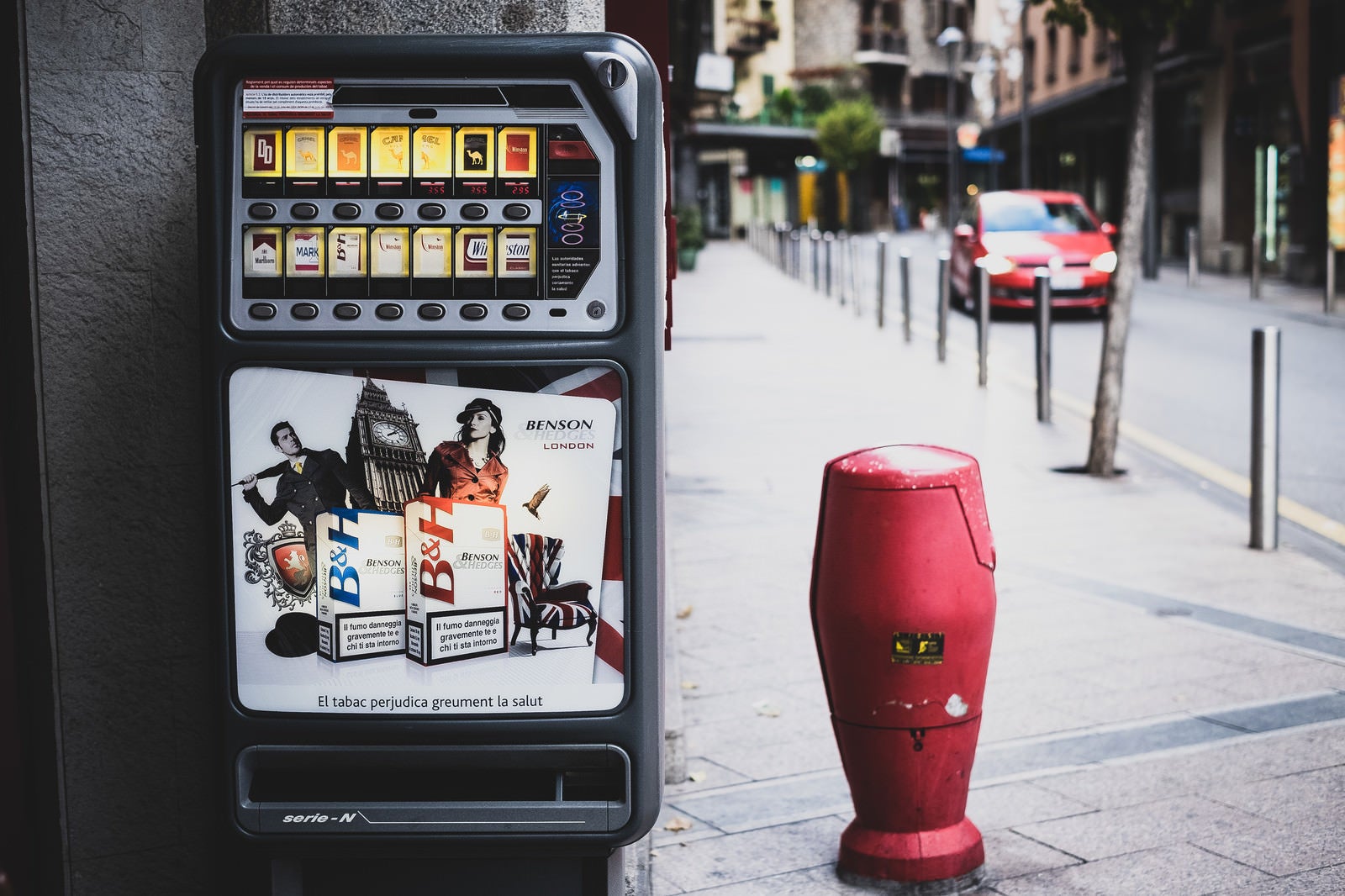 「海外の街中に設置された煙草の自販機」の写真