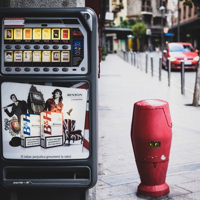 海外の街中に設置された煙草の自販機の写真