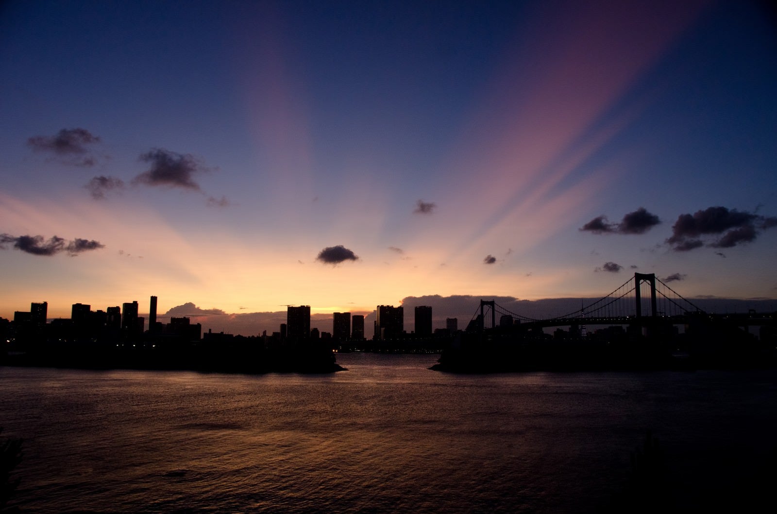 「幻想的な空、東京湾のマジックアワー」の写真
