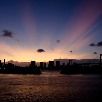 幻想的な空、東京湾のマジックアワーの写真