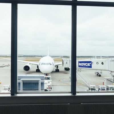 空港の旅客機の写真
