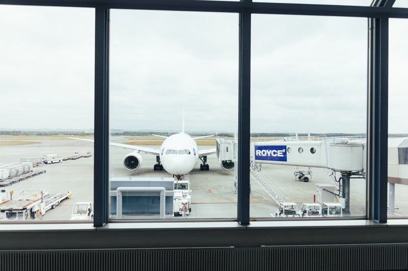 空港の旅客機の写真