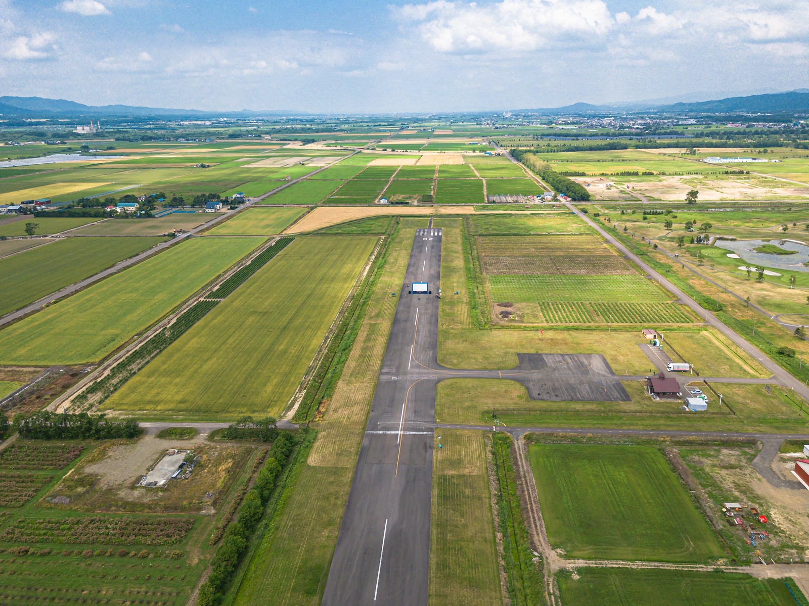 「美唄市農道離着陸場の上空から滑走路上の巨大スクリーン」の写真