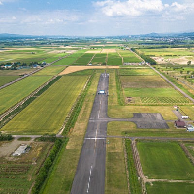 美唄市農道離着陸場の上空から滑走路上の巨大スクリーンの写真