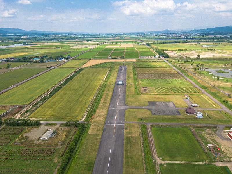 美唄市農道離着陸場の上空から滑走路上の巨大スクリーンの写真
