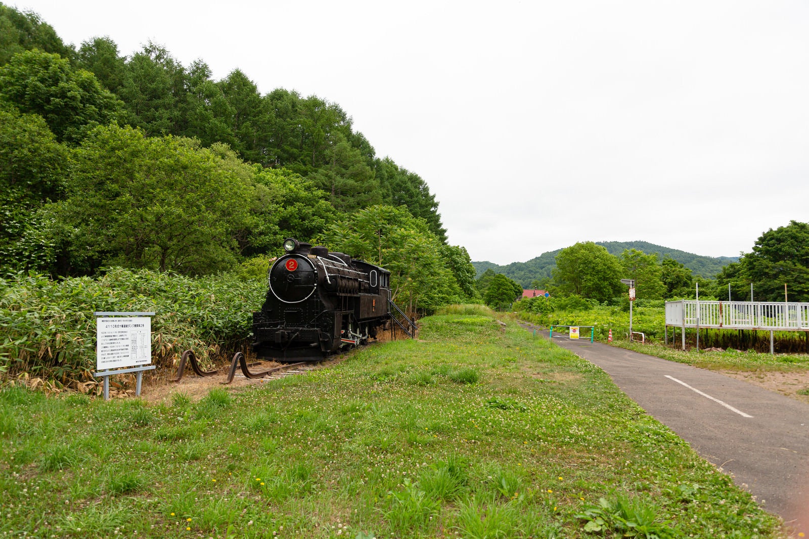 「東明駅に保存されている4110形式十輪連結タンク機関車2号」の写真