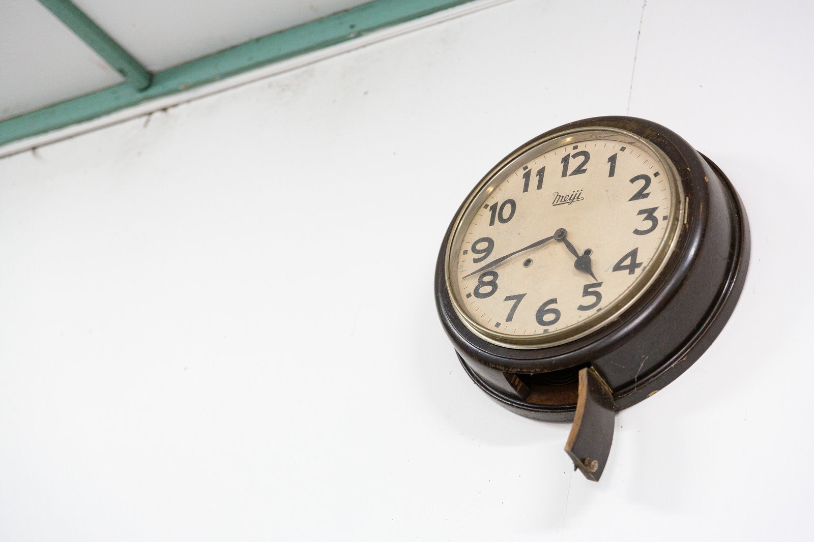 「東明駅の壁にかけられた古い丸時計」の写真
