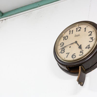 東明駅の壁にかけられた古い丸時計の写真