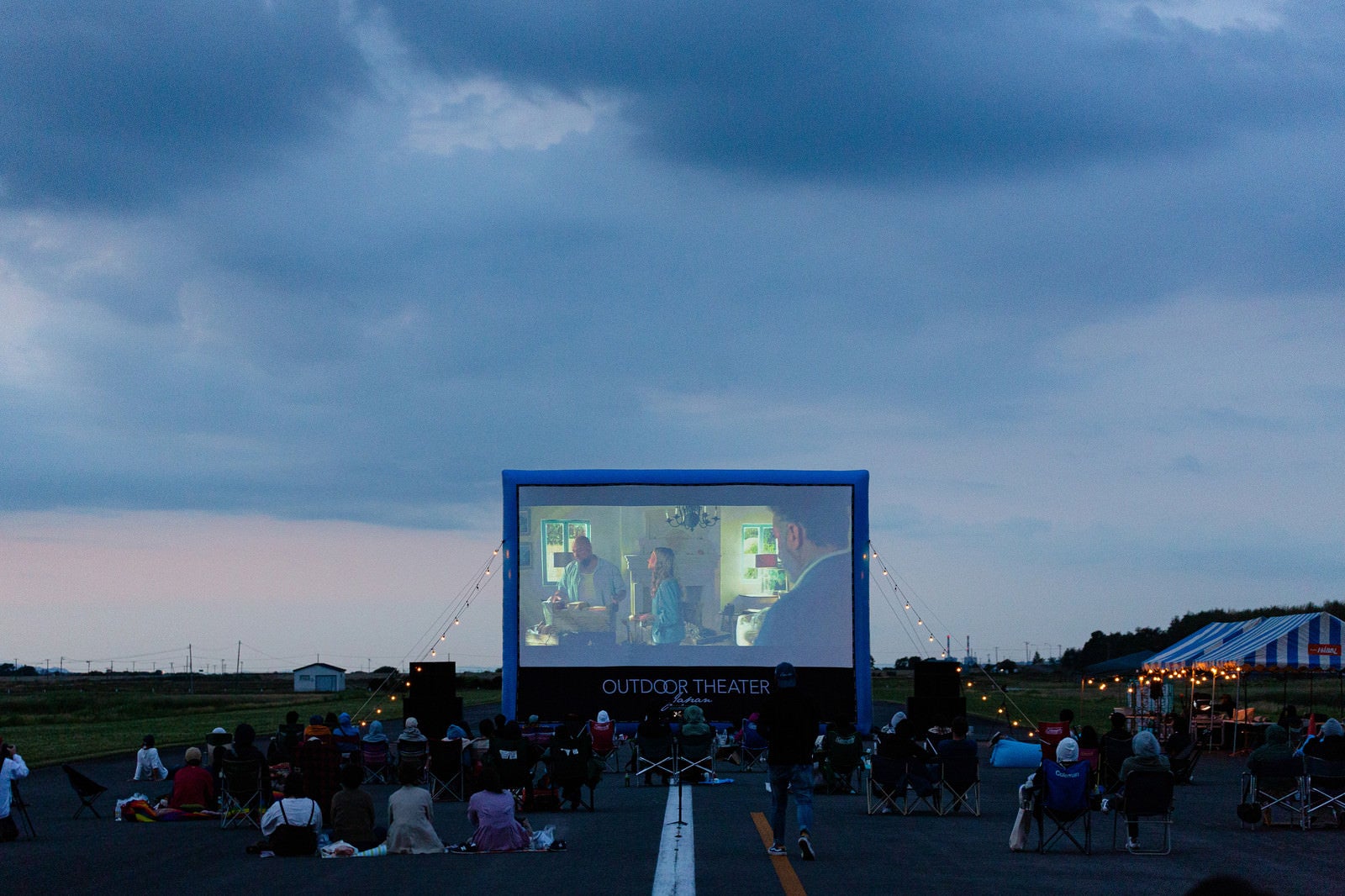 「美唄市の滑走路で移動式映画館を上映」の写真