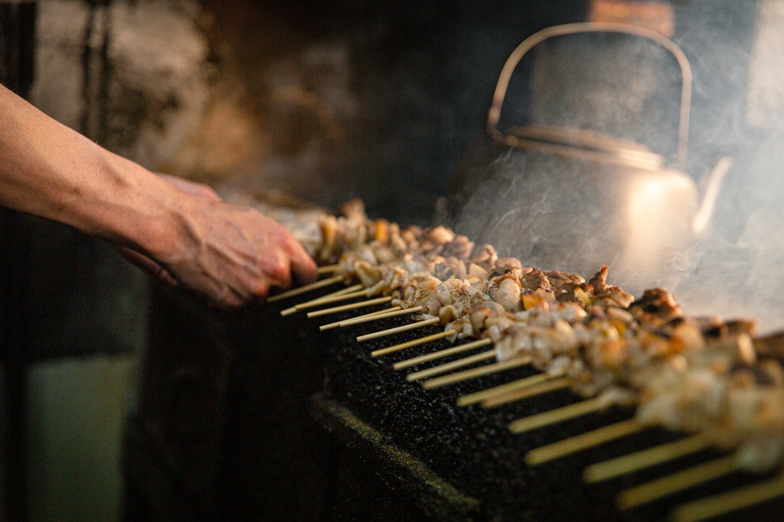 「鳥串を焼く職人」の写真