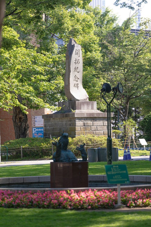 大通公園にある開拓記念碑の写真