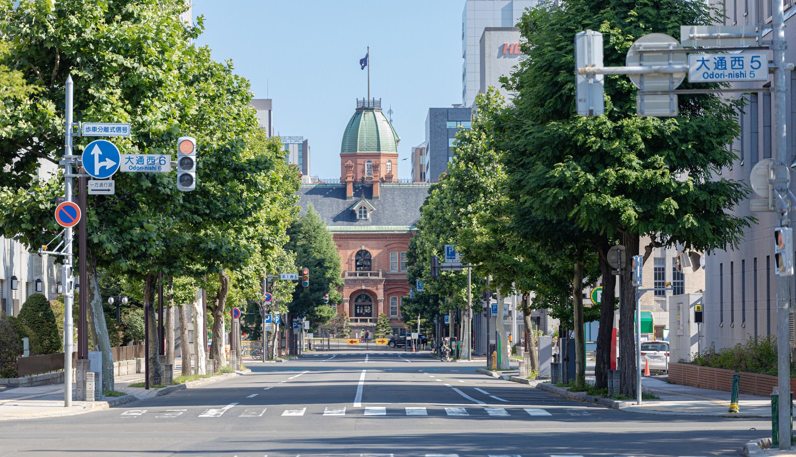 「通りの向こうに見える北海道庁旧本庁舎（赤レンガ庁舎）」の写真