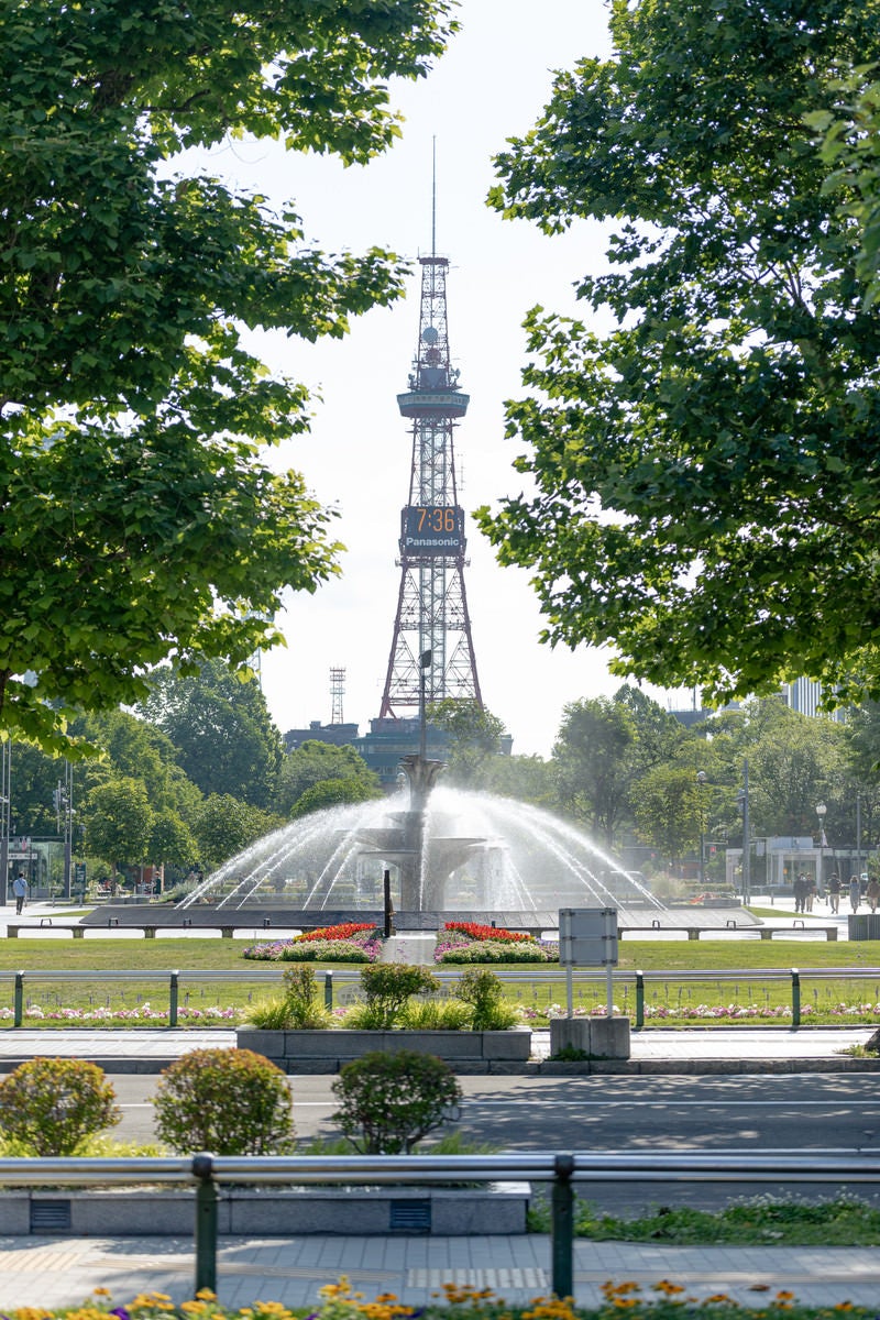 大通公園の噴水とさっぽろテレビ塔（北海道札幌市中央区）の写真