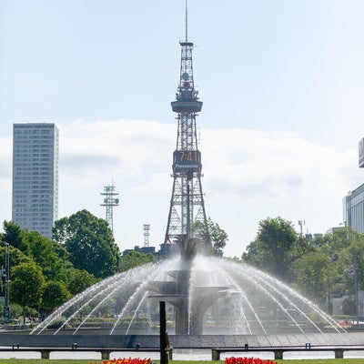 噴水越しのさっぽろテレビ塔（大通公園）の写真