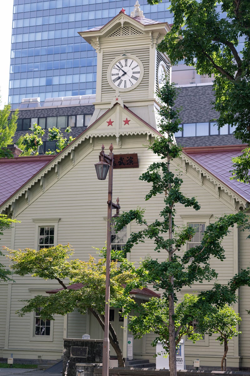 「歴史的建造物の札幌市時計台（北海道札幌市中央区）」の写真