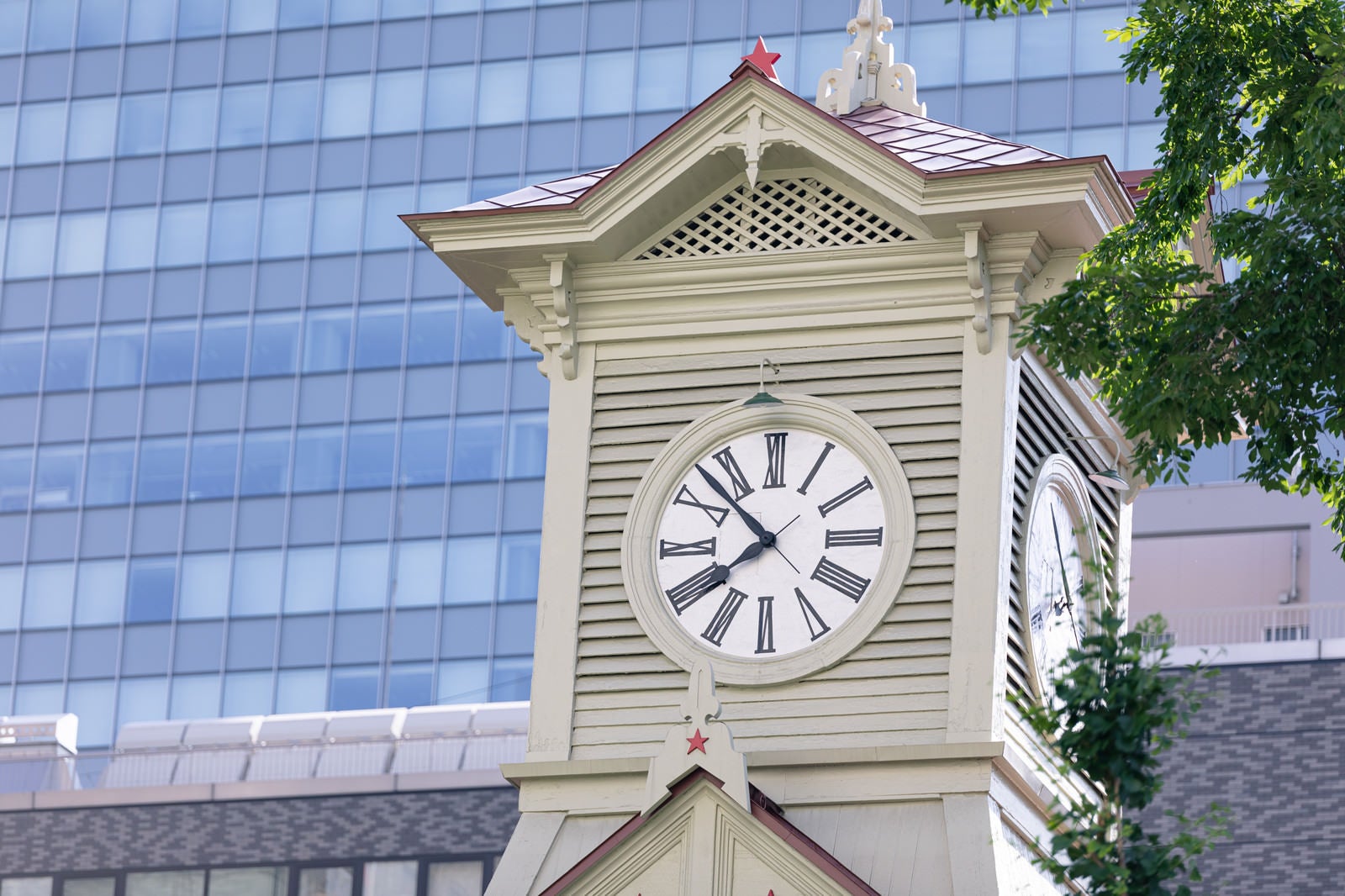 「時刻をしめす札幌市時計台（旧札幌農学校演舞場）」の写真