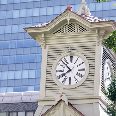 時刻をしめす札幌市時計台（旧札幌農学校演舞場）の写真