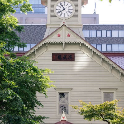 札幌市時計台の正面（旧札幌農学校演舞場）の写真