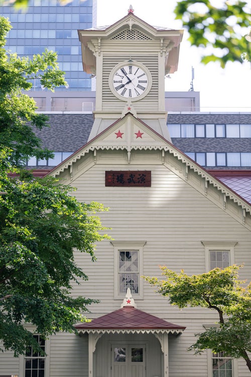札幌市時計台の正面（旧札幌農学校演舞場）の写真