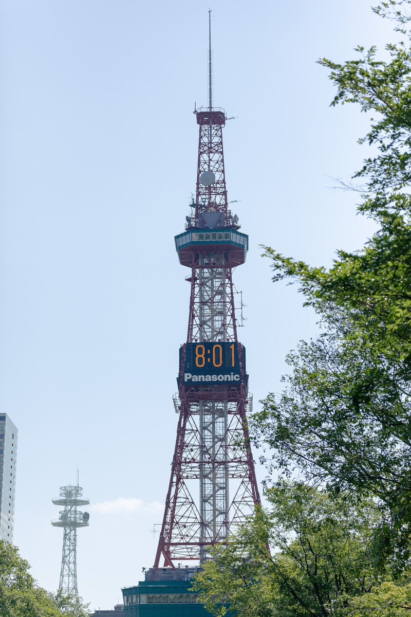 「さっぽろテレビ塔が八時一分をお知らせ致します（北海道札幌市中央区）」の写真