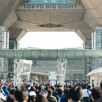 TOKYO BIG SIGHT と人混みの写真