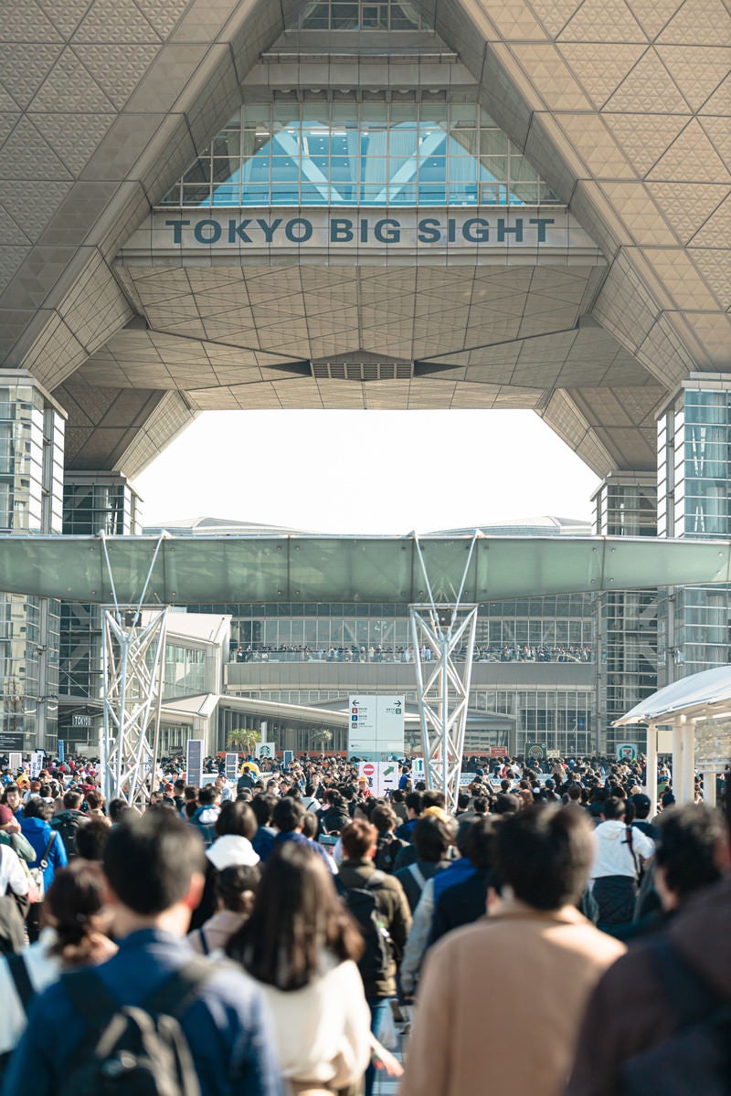 「TOKYO BIG SIGHT と人混み」の写真