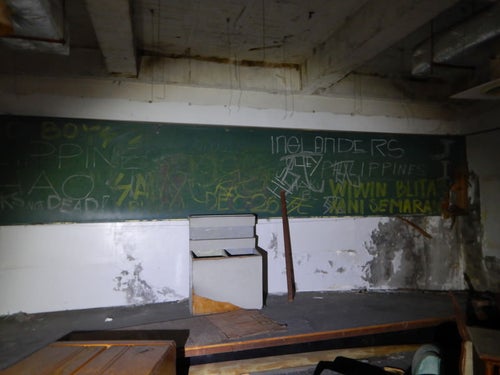落書きされた廃校の黒板（台湾学習塾跡）の写真