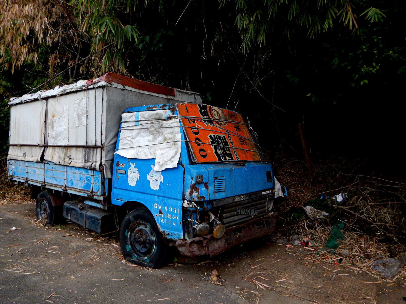 「道端に放置された廃トラック（台湾）」の写真