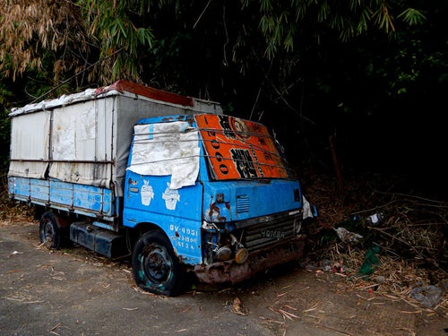 道端に放置された廃トラック（台湾）の写真