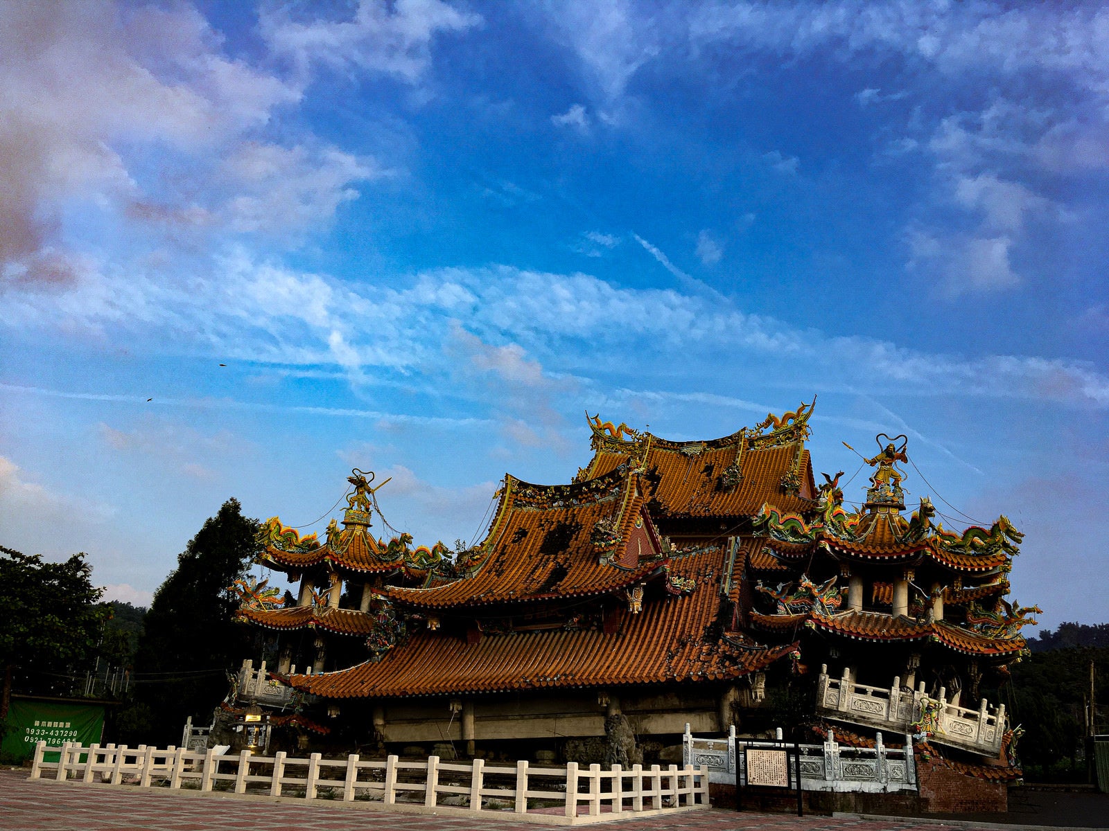 「地震で崩壊した寺院（台湾）」の写真