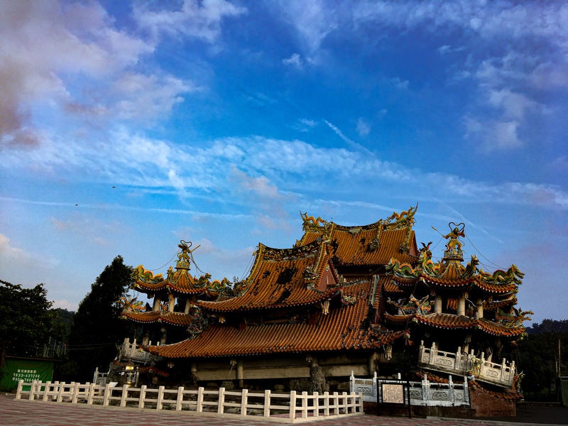 地震で崩壊した寺院（台湾）の写真