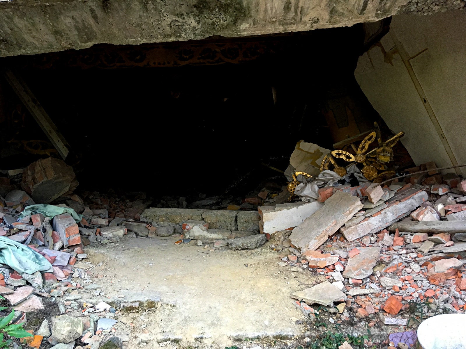 「地震で崩れた寺院の瓦礫（台湾）」の写真