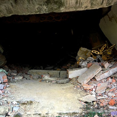 地震で崩れた寺院の瓦礫（台湾）の写真