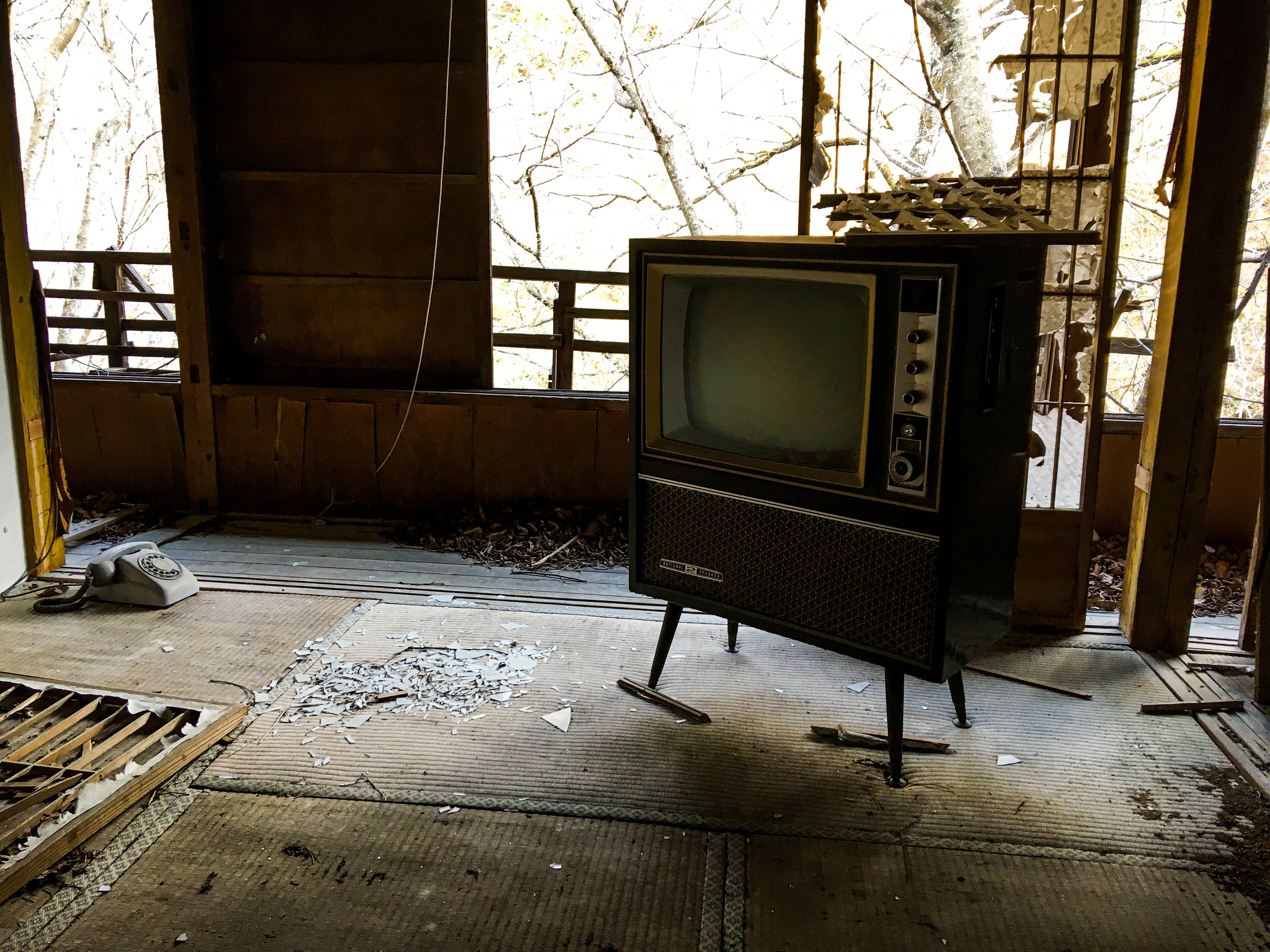 廃屋に残された古いアナログテレビの無料写真素材 - ID.35154｜ぱくたそ
