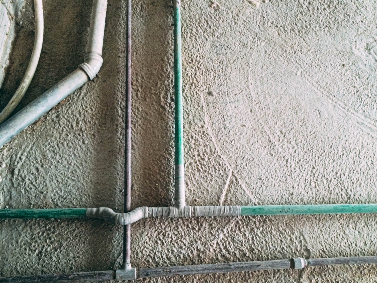 「マンションの壁と細い配管」の写真