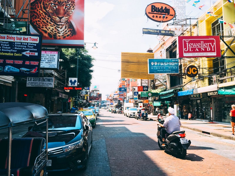 様々な看板が目立つバンコク（タイ）の街並みの写真