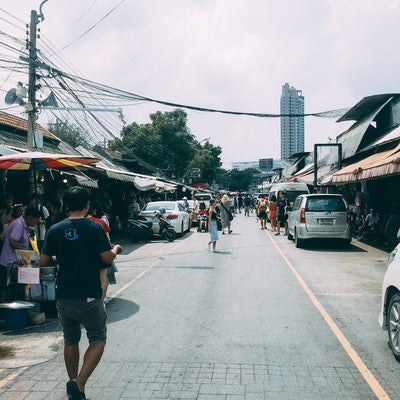 歩行者と車が入り乱れるバンコクの街並み（タイ）の写真