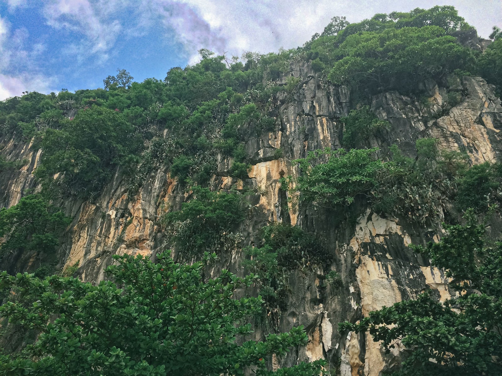 「ベトナムダナンの五行山（マーブル・マウンテン）」の写真