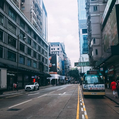 ビルが立ち並ぶ香港の車道の写真