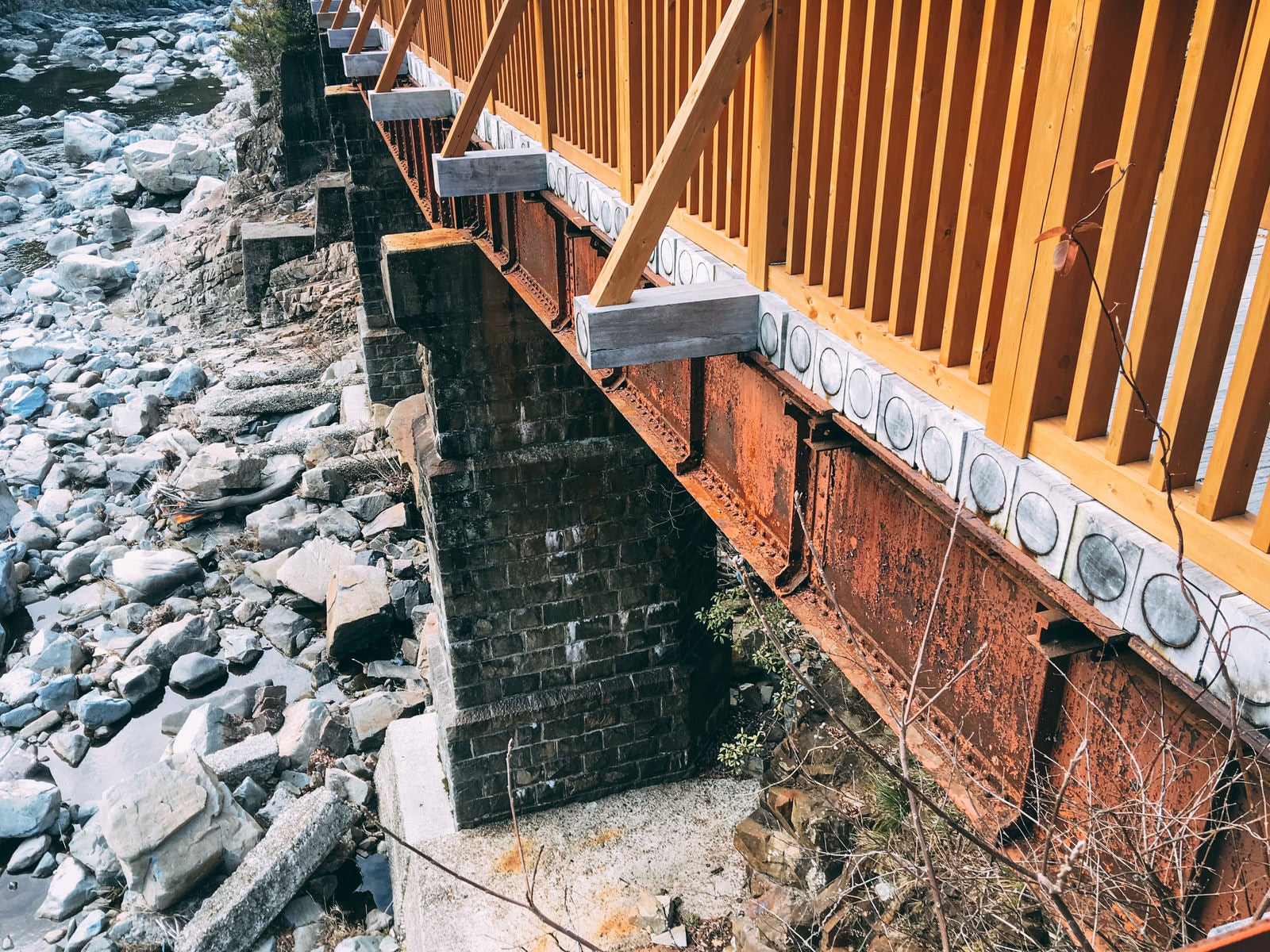 「錆びついた鉄道橋から見た眺め（JR福知山線廃線敷）」の写真