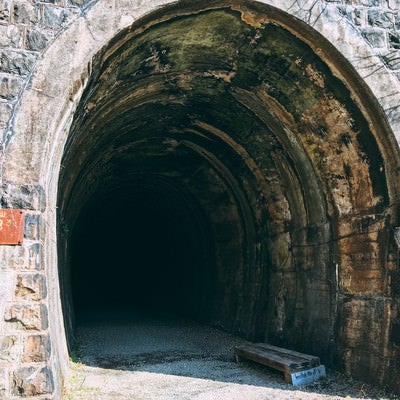 古さを感じるトンネルの入り口（JR福知山線廃線敷）の写真