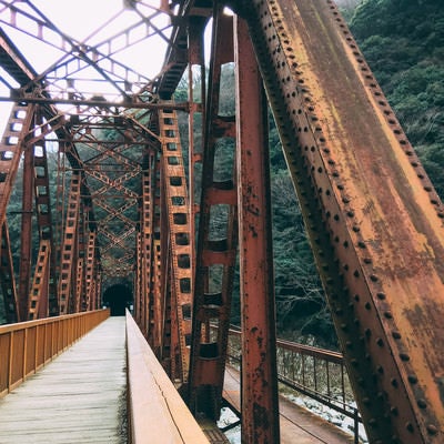 錆びた鉄道橋渡り先へ進む（JR福知山線廃線敷）の写真