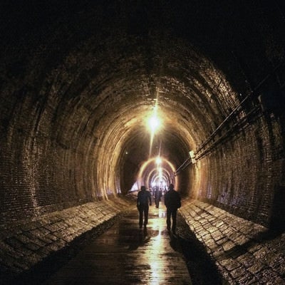近代化遺産の湊川隧道を歩く観光客の写真