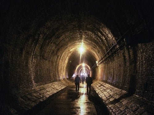 近代化遺産の湊川隧道を歩く観光客の写真